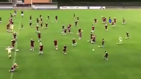 足球場100個人同時被犯規(guī)假裝倒下