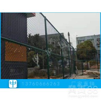 【萬(wàn)寧運(yùn)動(dòng)場(chǎng)圍欄設(shè)計(jì)社區(qū)足球場(chǎng)勾花網(wǎng)護(hù)欄安裝球場(chǎng)圍網(wǎng)圖片】- 